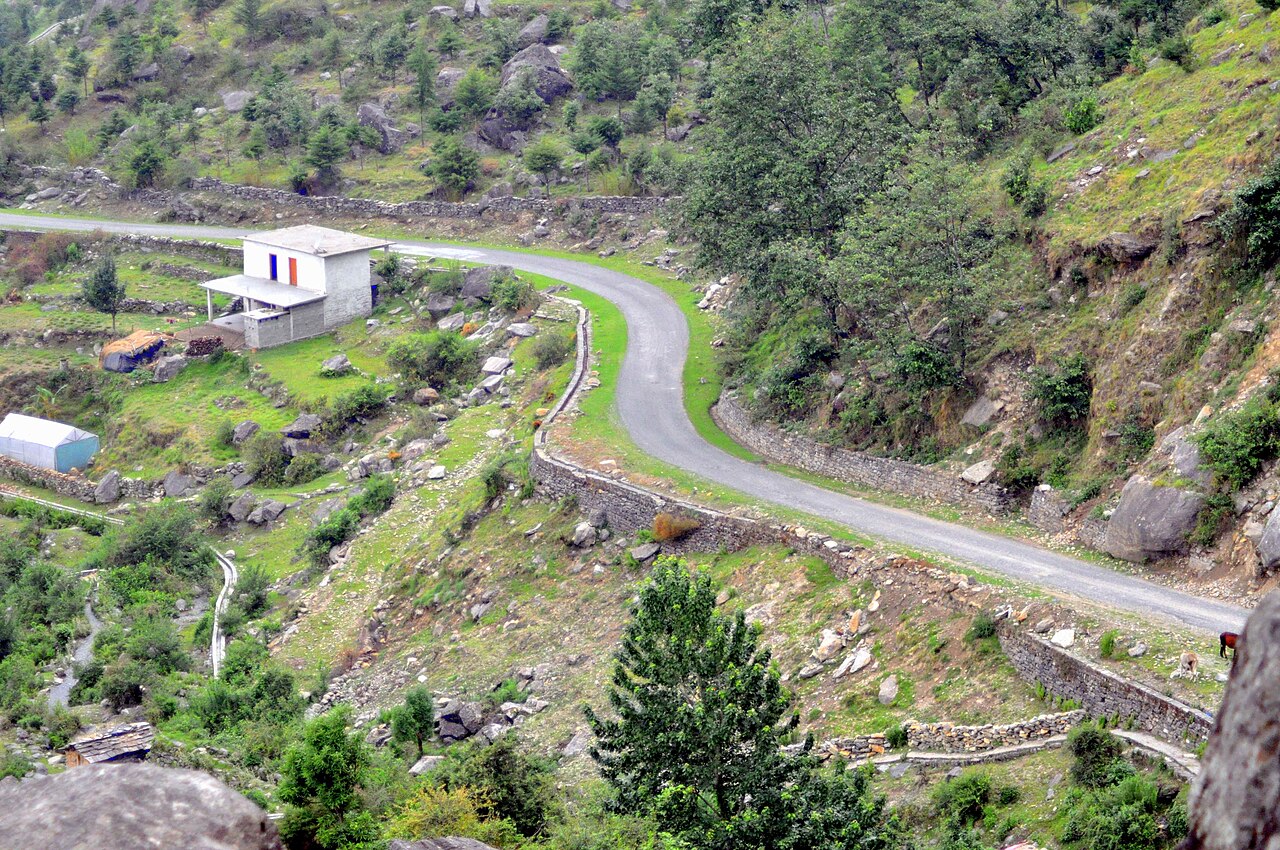The winding mountain road leading to Munsiyari village, Kumaon, Uttarakhand